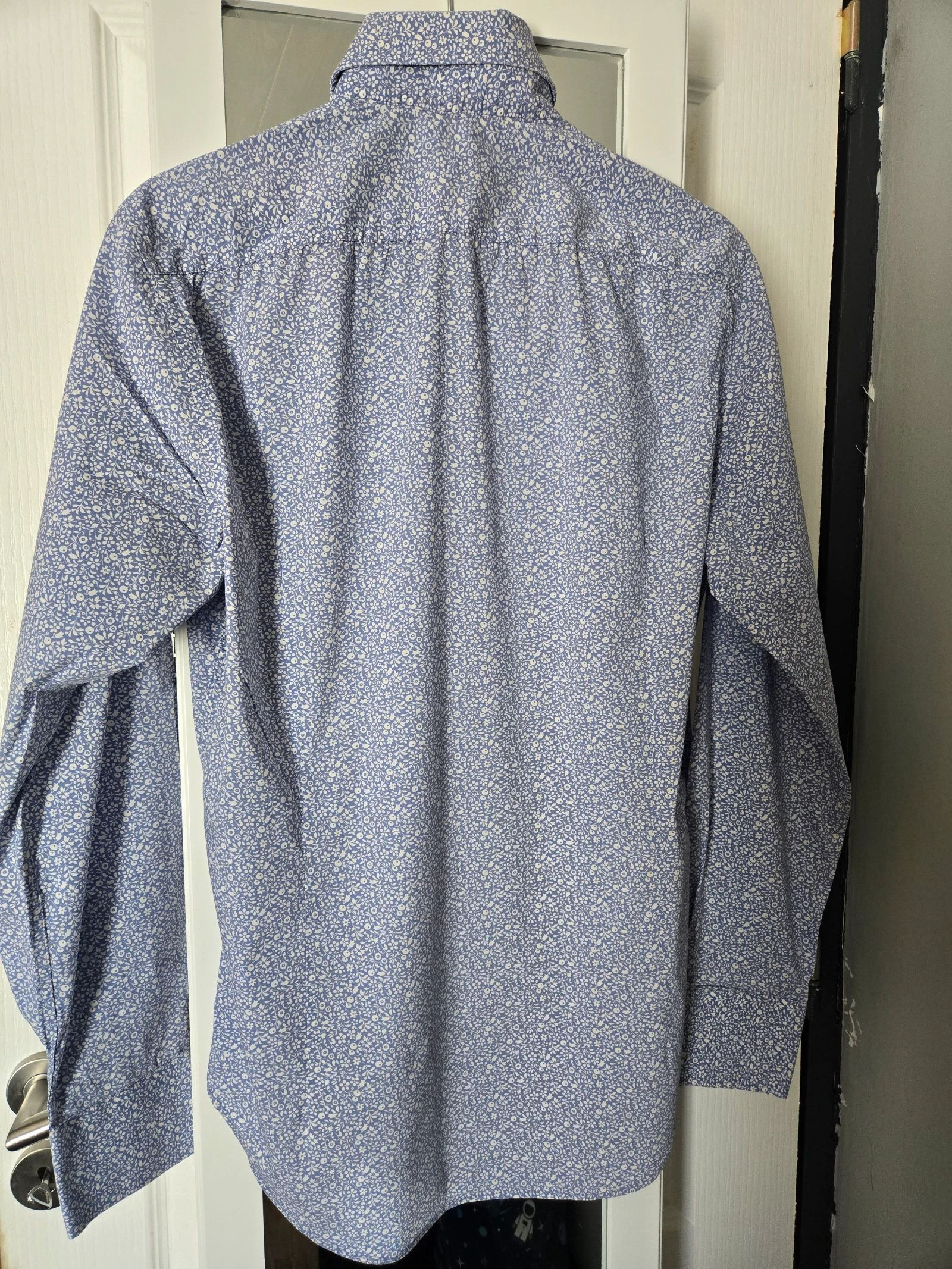 Camisa con pequeñas flores Rossi talla M – photo 2